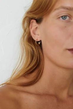 PERNILLE CORYDON Pearl Globe Hoops (guld/sølv)